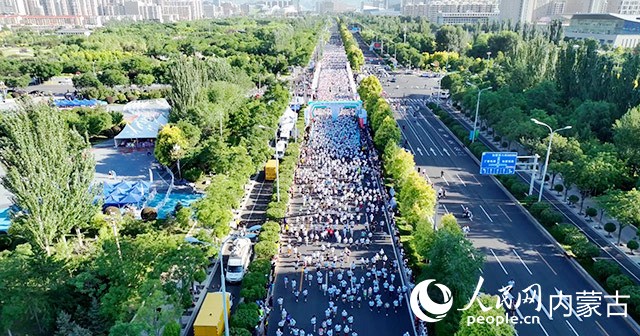 航拍2023呼和浩特馬拉松起跑。 人民網(wǎng) 孟佳澍 攝