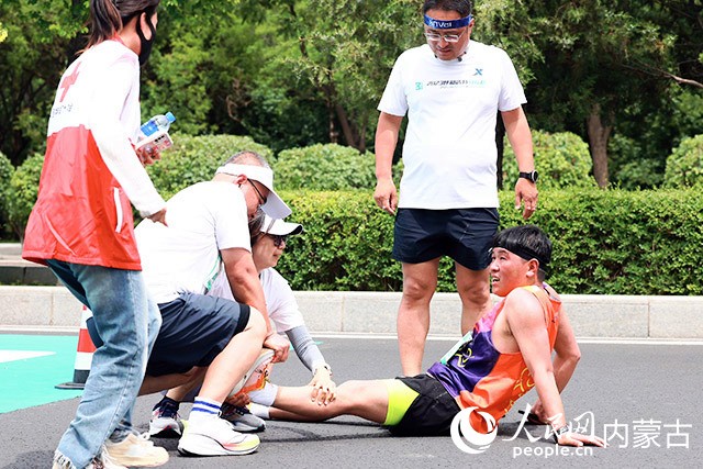 醫(yī)療保障隊(duì)正在為運(yùn)動員治療。 主辦方供圖