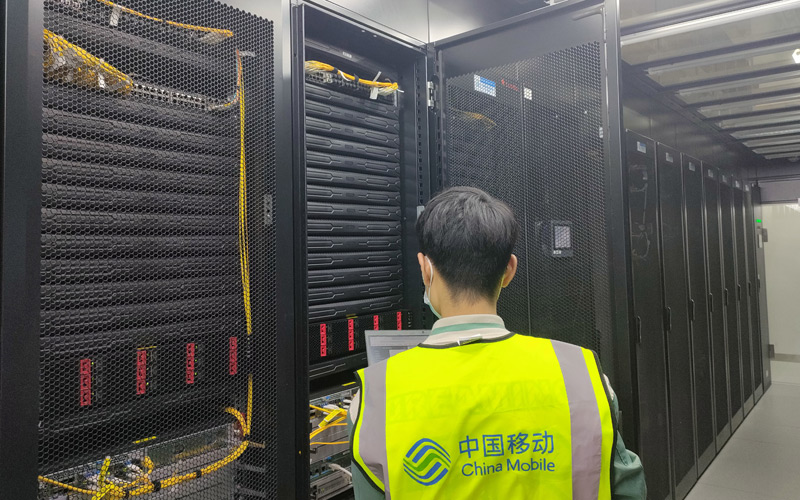 湖北移動技術(shù)人員在隨州醫(yī)療行業(yè)專屬云數(shù)據(jù)中心巡檢