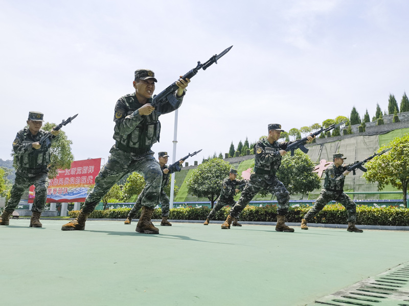 武警黃岡支隊(duì)官兵在高溫中堅(jiān)持訓(xùn)練，苦練本領(lǐng)，錘煉作風(fēng)。龔誠(chéng)攝