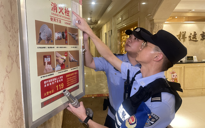 青山警方對轄區(qū)行業(yè)場所開展集中清查行動。