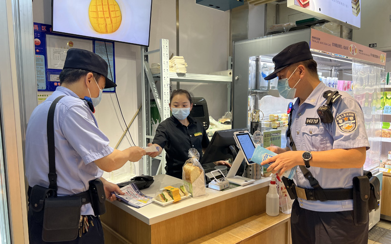 軌道警方對商業(yè)門店開展清查。