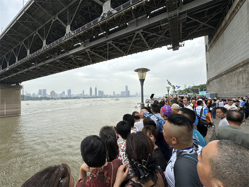 市民在武漢長江大橋下觀看渡江節(jié)。孫遜攝