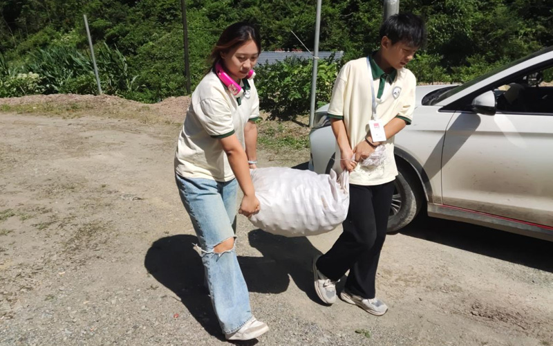 武漢大學(xué)生下鄉(xiāng)直播帶貨 助農(nóng)拓銷路、增收入