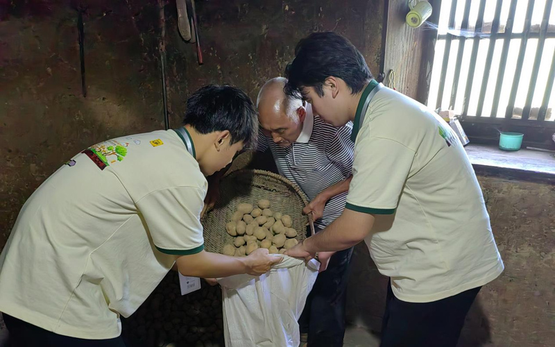 武漢大學(xué)生下鄉(xiāng)直播帶貨 助農(nóng)拓銷路、增收入【2】