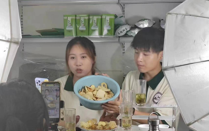 武漢大學(xué)生下鄉(xiāng)直播帶貨 助農(nóng)拓銷路、增收入【4】