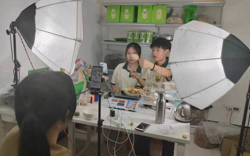 武漢大學生下鄉(xiāng)直播帶貨 助農(nóng)拓銷路、增收入【5】