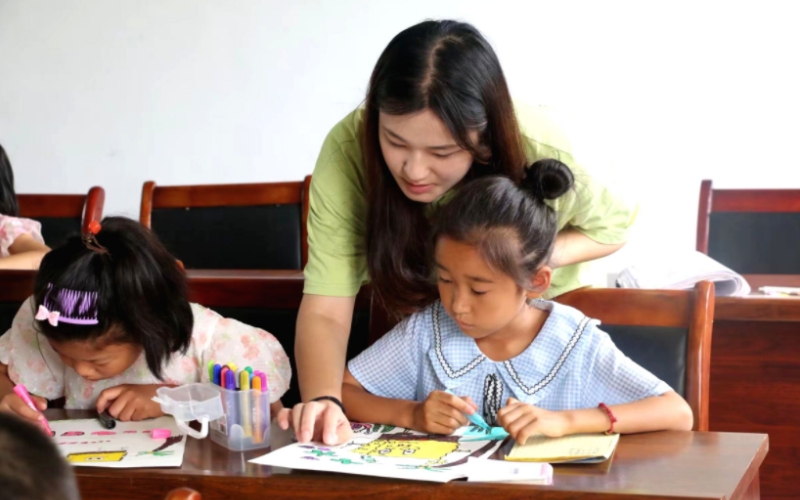 棗陽市楊垱鎮(zhèn)中心小學(xué)“希望家園”中留守兒童上暑期課。