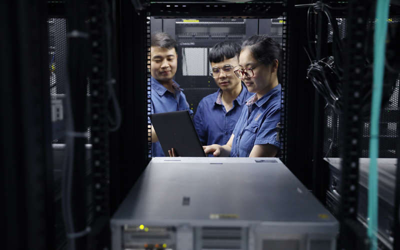 應(yīng)用與信息安全技術(shù)小組測試服務(wù)器性能。楊明玥攝