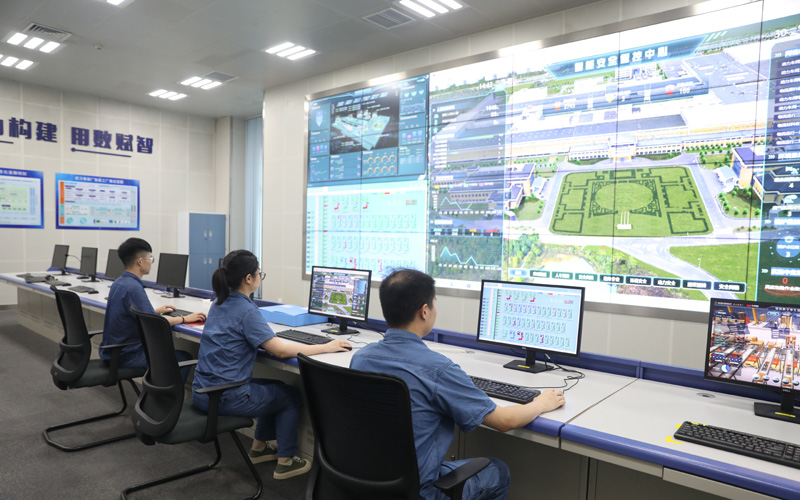 應(yīng)用與信息安全技術(shù)小組在數(shù)字運(yùn)營管控中心開展系統(tǒng)測試與網(wǎng)絡(luò)巡檢。楊明玥攝