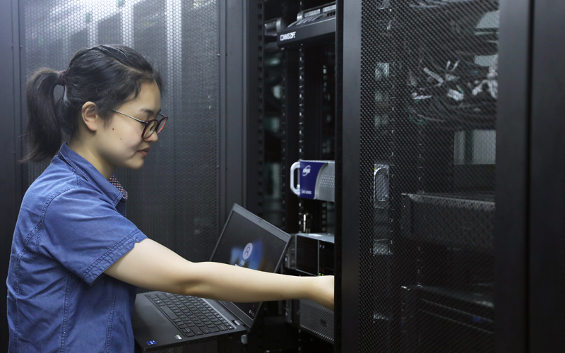 信息安全技術(shù)員紀(jì)妙巡檢工廠服務(wù)器機(jī)房。楊明玥攝