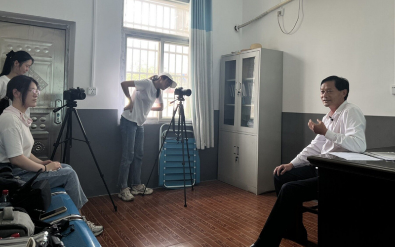 實踐隊員與村支書交談。