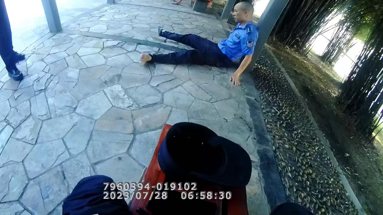 救人之后，正在休息的韓靖。執(zhí)法儀記錄截圖