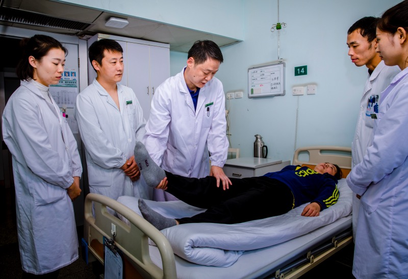 主任醫(yī)師高揚在查房。武漢市中醫(yī)醫(yī)院供圖