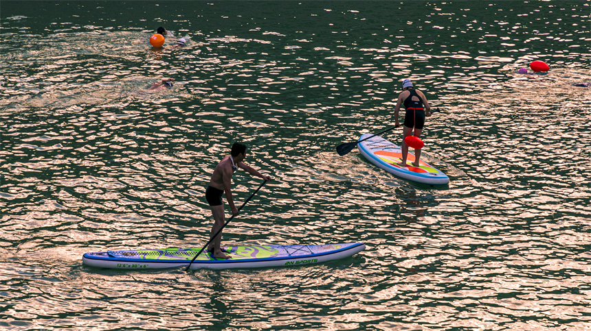 湖北建始：槳板運(yùn)動(dòng)在業(yè)州城廣潤河上悄然興起