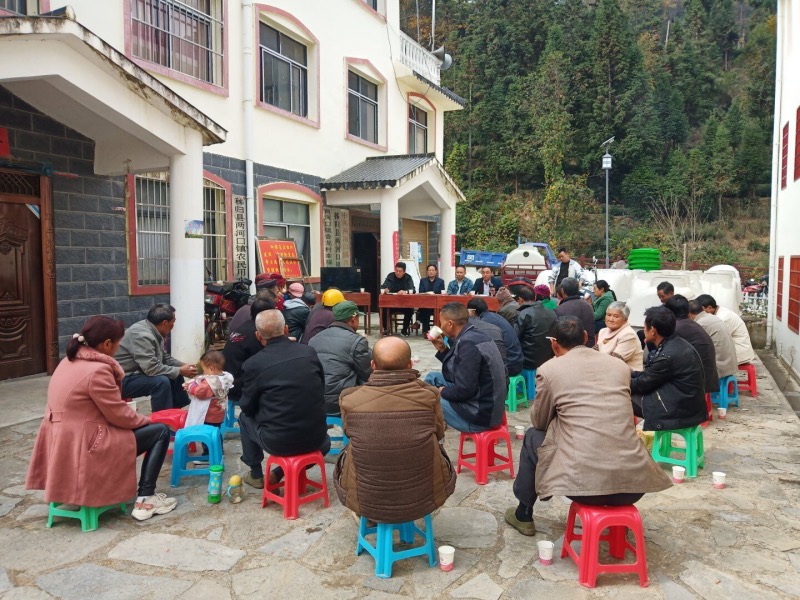 駐村工作隊(duì)與村兩委宣傳廁所革命及人居環(huán)境建設(shè)工作