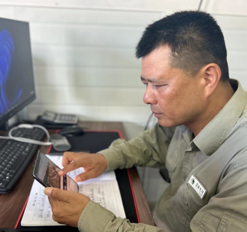 項目管理人員通過“智慧工地”APP實時監(jiān)測現(xiàn)場施工情況。熊江婷攝