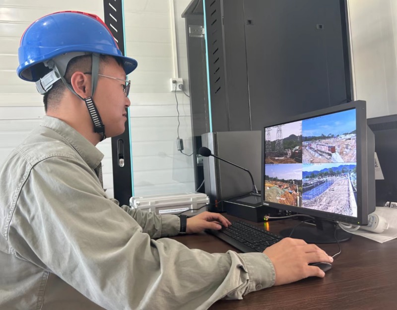 通過“智慧工地”管理平臺(tái)AI視頻實(shí)時(shí)監(jiān)控施工現(xiàn)場“一舉一動(dòng)” 。熊江婷攝