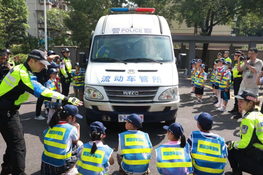 了解大型車輛視線盲區(qū)。