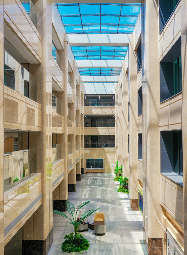 多種造型的天窗幕墻大面積引入自然光線(xiàn)，打造闊朗通透的診療空間。