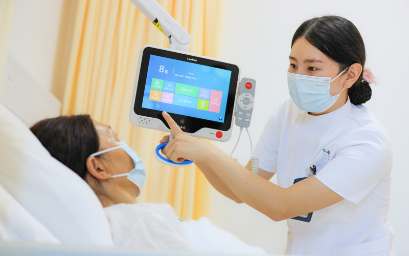 楊春湖院區(qū)推出的全省首個(gè)智慧病房?jī)?nèi)，智能床旁交互系統(tǒng)提升住院患者就醫(yī)體驗(yàn)。