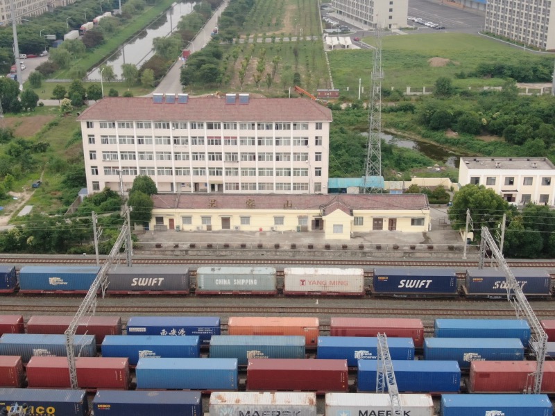 吳家山車站到發(fā)線上，剛剛返程和即將開出的中歐班列。丁旭攝