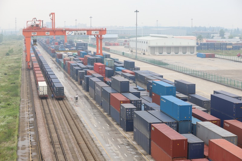 吳家山中心站繁忙的裝車現(xiàn)場作業(yè)。丁旭攝.