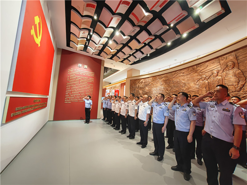 特警支隊到市局黨建中心參觀學習，圖為民警正在黨旗下重溫入黨誓詞。