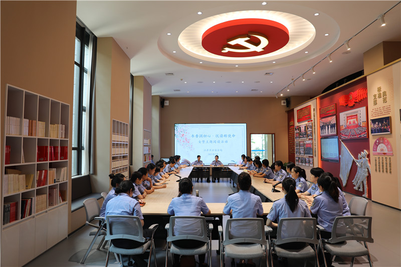 7月，江岸區(qū)分局組織女警代表到市局黨建中心開展“書香潤初心·悅讀礪使命”女警主題閱讀活動。