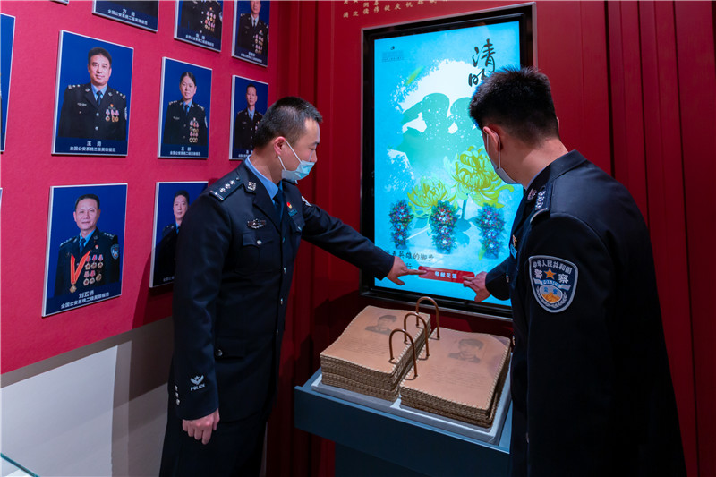 清明期間，民警在黨建中心的為武漢公安的烈士“敬獻花籃”。