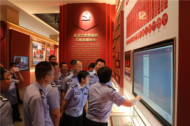 軌道分局民警代表到市局黨建中心參觀學習，圖為，民警們正通過屏幕查看自己當年的入黨志愿書。