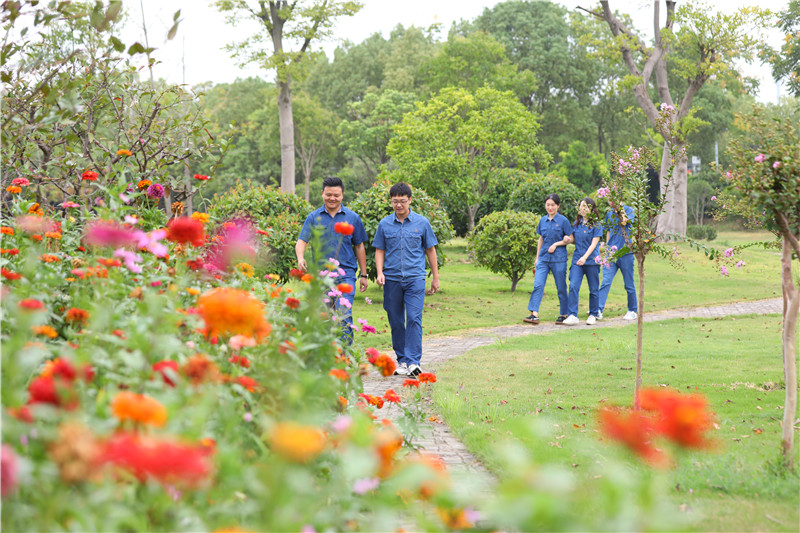 武漢卷煙廠員工在綠色生態(tài)的圖區(qū)中散步。攝影：楊明玥