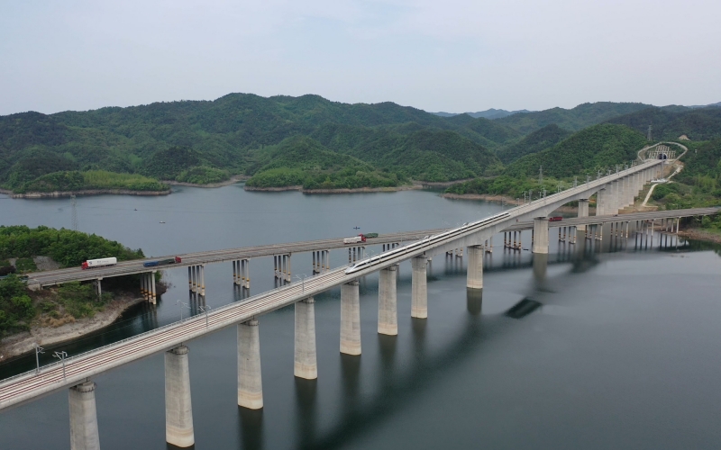 漢十高鐵動車組在丹江口水庫上飛馳。劉宏偉攝
