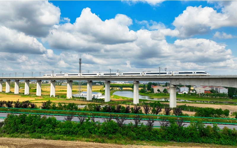 動車在鄭渝高鐵線上行駛。鄒政攝