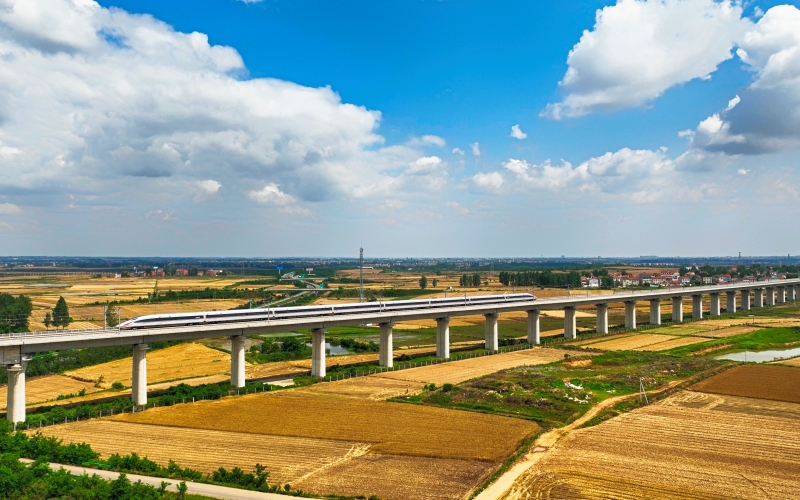 動車在鄭渝高鐵線上行駛。鄒政攝