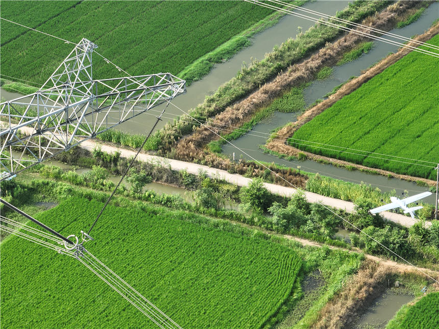 新突破!國(guó)網(wǎng)荊州供電公司首次應(yīng)用固定翼無(wú)人機(jī)巡檢超特高壓輸電線路【3】