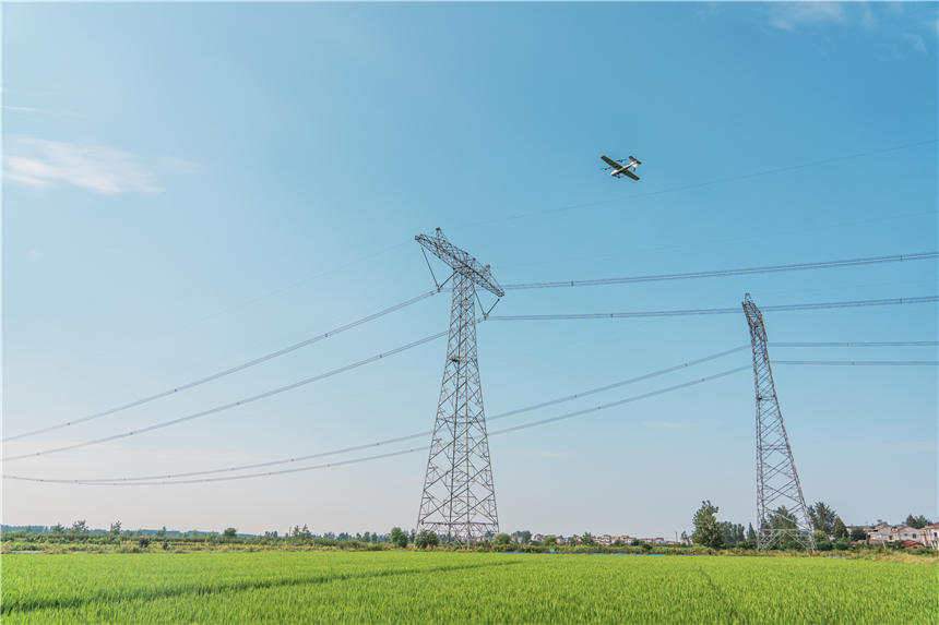 新突破!國(guó)網(wǎng)荊州供電公司首次應(yīng)用固定翼無(wú)人機(jī)巡檢超特高壓輸電線路【5】