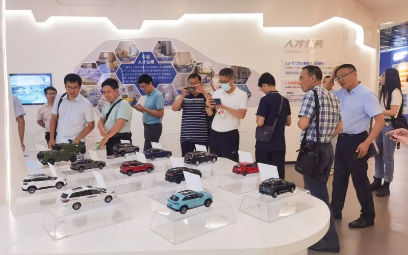 高層次專家參觀武漢經(jīng)濟開發(fā)區(qū)企業(yè)。湖北省人社廳供圖