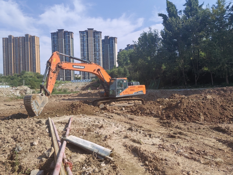 項目已開工建設，現(xiàn)場正進行水泥攪拌樁表層土清理。受訪者供圖