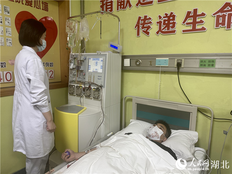 王虎正在采集造血干細(xì)胞。人民網(wǎng)記者 張沛攝