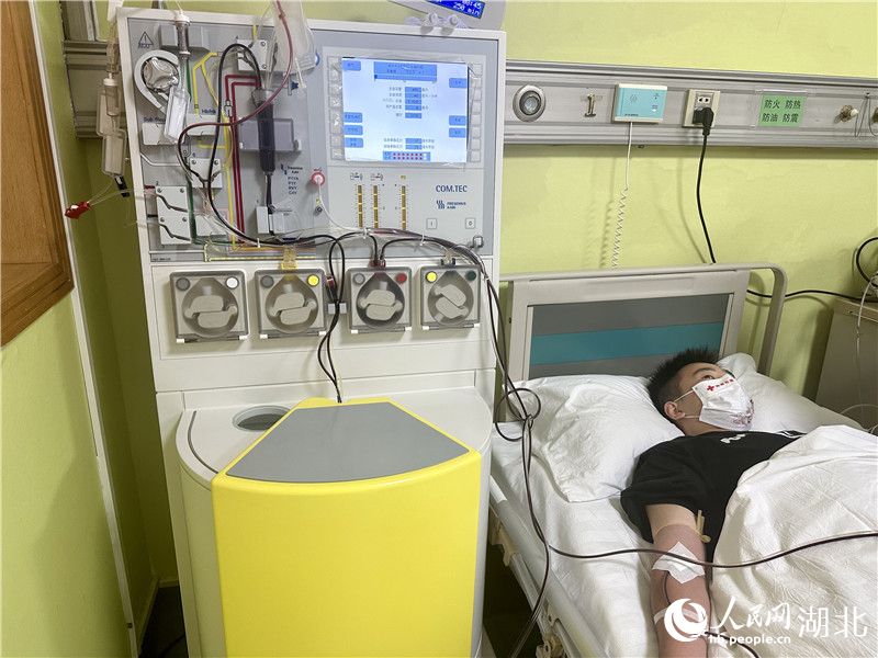 通過(guò)離心機(jī)，分離造血干細(xì)胞。人民網(wǎng)記者 張沛攝