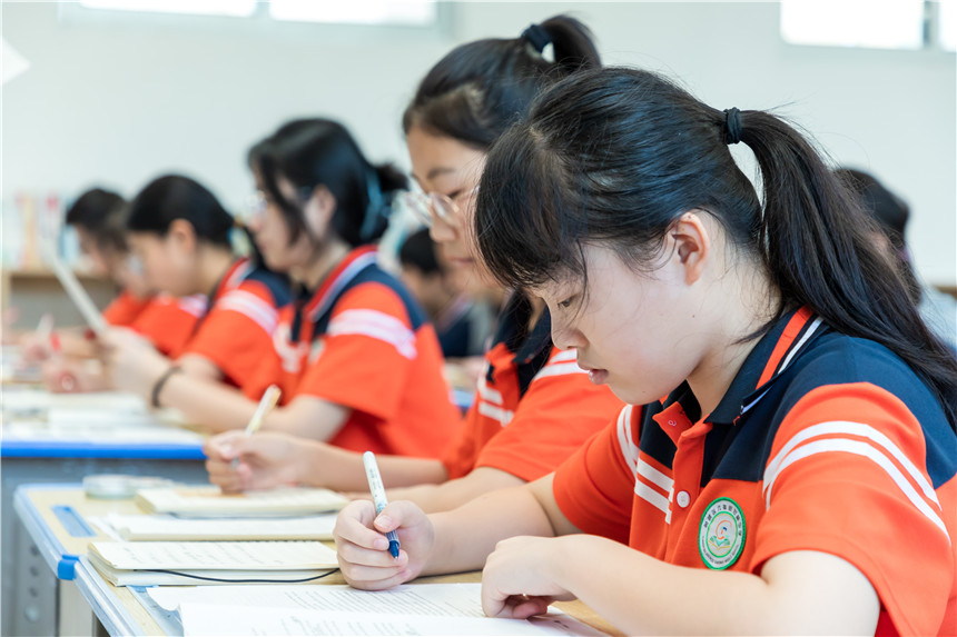 甘棠中學(xué)學(xué)生正在上課。黃軒攝。