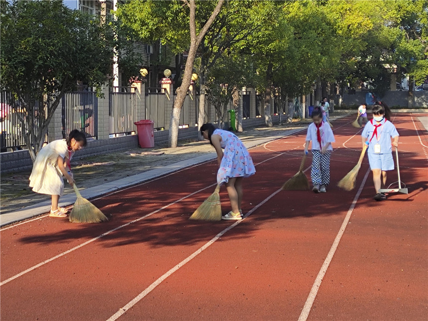 羅漢小學(xué)學(xué)生開學(xué)第一天（校園清掃活動(dòng)）。黃軒攝。