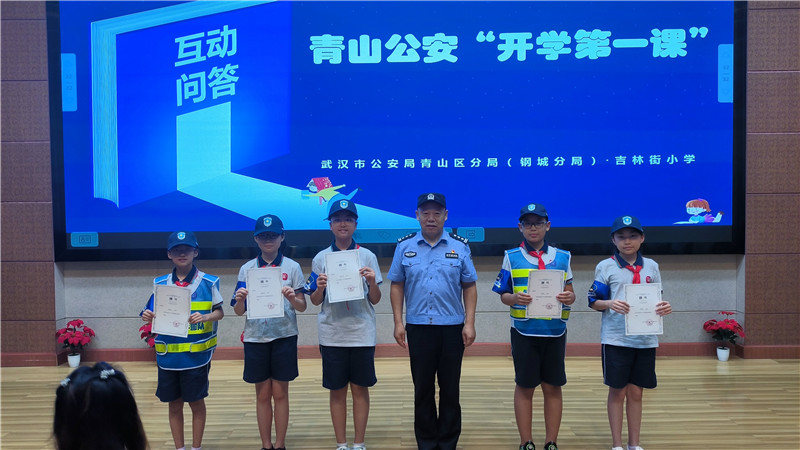 民警為少警隊(duì)員頒發(fā)“校園維權(quán)觀察員”聘書。