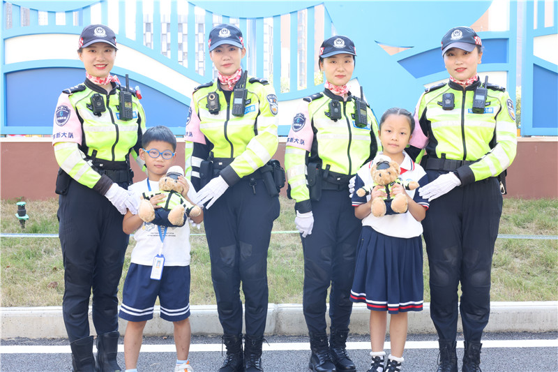 東新交警進(jìn)校園開展交通安全教育。