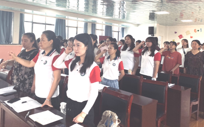 咸安區(qū)實(shí)驗(yàn)幼兒園開展“師德師風(fēng)專題教育第一課”師德學(xué)習(xí)主題活動。高林偉攝