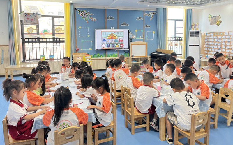 咸安區(qū)中心幼兒園教孩子們繪制交通安全標(biāo)識(shí)。駱端端攝