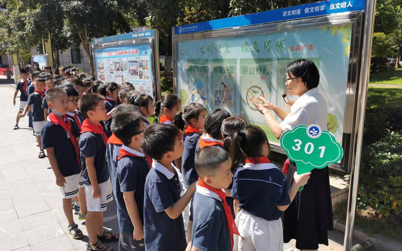 咸寧實(shí)驗(yàn)外國(guó)語(yǔ)學(xué)校教師帶領(lǐng)新生參觀校園，學(xué)習(xí)文明禮儀。李欣攝