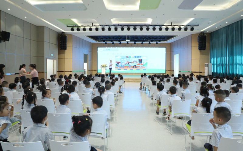 咸寧市直屬機關(guān)幼兒園二園邀請警官講交通安全教育課。彭秀芬攝