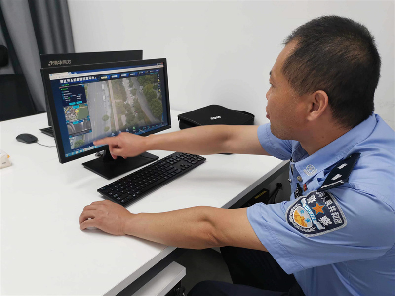 水上分局民警操作無人機(jī)智慧巡控平臺(tái)。成順攝